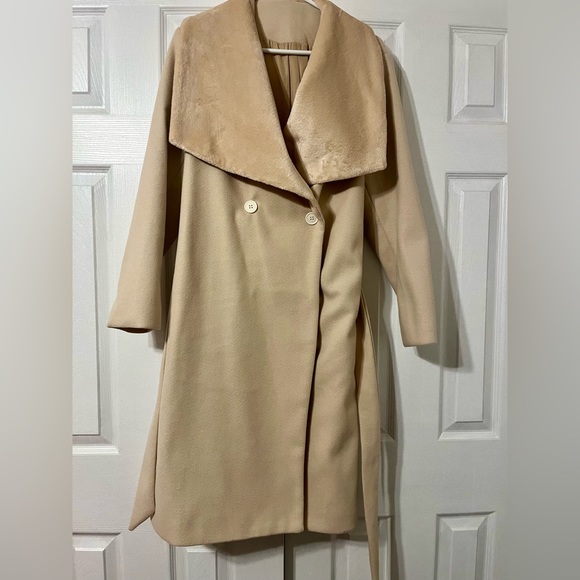 NWOT SHEIN Beige Coat with faux fur collar, SZ S but fits more like a medium - Picture 3 of 4